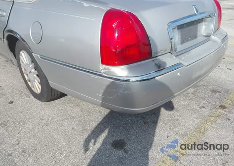 2005 Lincoln Town Car Signature z USA, uszkodzony, nr VIN 1LNHM81W75Y637691